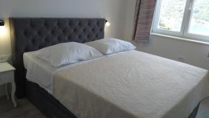 Ein Bett oder Betten in einem Zimmer der Unterkunft APARTMAN KARLA