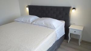Ein Bett oder Betten in einem Zimmer der Unterkunft APARTMAN KARLA