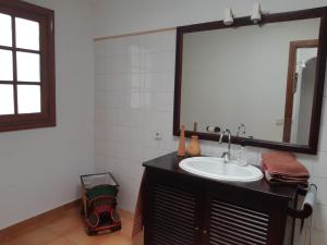W łazience znajduje się umywalka i lustro. w obiekcie La Laja 13 w mieście Playa Blanca