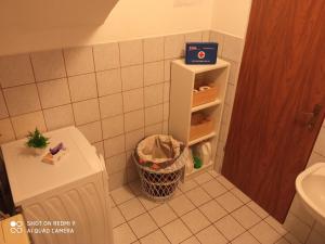 bagno con servizi igienici e cestino di Yellow Rose a Rakovica