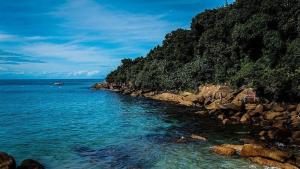 un gran cuerpo de agua junto a una orilla rocosa en Pousada Morada do Sol, en Florianópolis