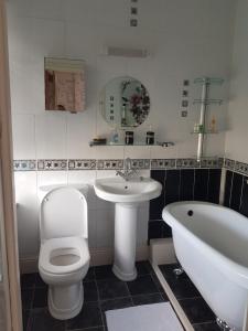 a bathroom with a toilet and a sink and a tub at Torquay - House - Sleeps 7 - Hot Tub - PetsOK in Torquay +23 photos