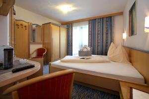 Łóżko lub łóżka w pokoju w obiekcie Hotel Eder Michaela