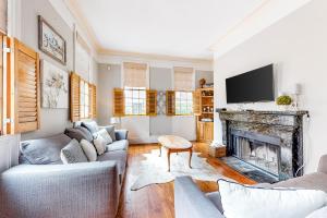 un soggiorno con divano e camino di 4 Tully a Charleston