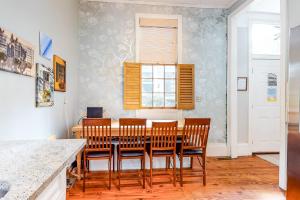 una sala da pranzo con tavolo e sedie di 4 Tully a Charleston