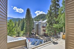 Výhled na bazén z ubytování Cozy Ski-InandOut Winter Park Studio with Hot Tubs! nebo okolí