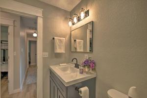 Rambo RivieraUpscale Cottage with Furnished Lake-View Deck!的带水槽和镜子的浴室 更多37张照片