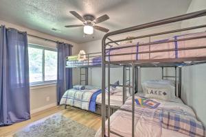 Rambo RivieraUpscale Cottage with Furnished Lake-View Deck!的一间卧室配有双层床和吊扇