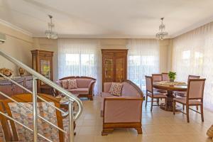 een woonkamer met een tafel en stoelen bij Paradise Town Villa Orchard 100 MBPS free wifi in Belek