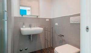 un bagno con lavandino e WC di Bed & Puppets a Roma Altre 16 foto