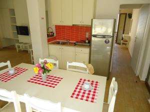 Kuchyň nebo kuchyňský kout v ubytování Almyra Apartments & Suites