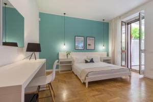 1 dormitorio con cama y pared azul en Guesthouse Libeticus en Cagliari