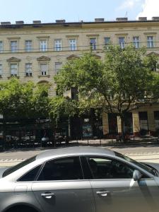 Budova, v ktorej sa apartmán nachádza + 9 fotografií