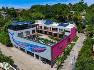 d'une vue aérienne sur un bâtiment orné d'un tableau. dans l'établissement Casa de la Ballena, à Sayulita