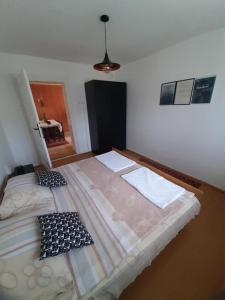 - une chambre avec un grand lit et 2 oreillers dans l'établissement Simina kuća, à Bajina Bašta