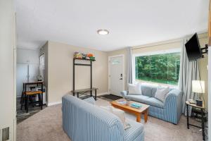sala de estar con 2 sillas azules y mesa en Crystal Mountain Charm, en Thompsonville