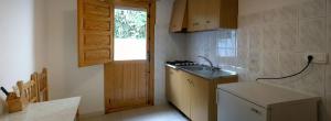 una pequeña cocina con fregadero y ventana en CASASBLANCAS. Casa nr 5 en Alpujarra de la Sierra