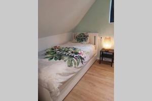 En eller flere senge i et værelse på Vakantiewoning Hélence