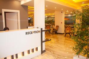 eine Rezeption in einer Lobby mit Pflanzen in der Unterkunft Livaneli Boutique Otel in Alanya