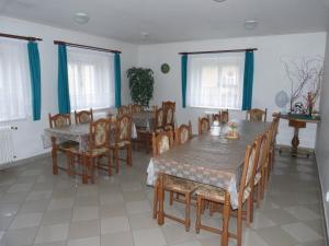 een eetkamer met tafels, stoelen en ramen bij Dexter in Teplice