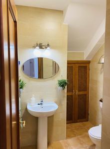 コニル・デ・ラ・フロンテーラにあるApartamento Conil Santa Claraのバスルーム(洗面台、鏡、トイレ付)