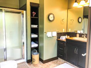 A bathroom at Wolf Creek Bed and Breakfast