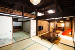 una habitación con una mesa en el medio. en Kominka Wagaya en Higashi-osaka