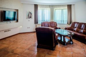 a living room with two leather chairs and a table at Villa Miriam Family Apartment in Međugorje