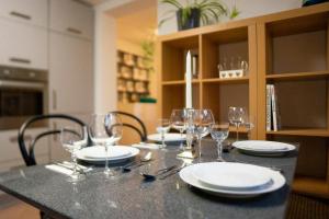 - une table avec des verres à vin et des assiettes dans l'établissement Ferienwohnung grüne Oase, à Maulbronn