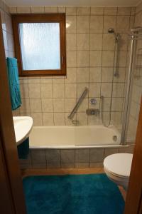 uma casa de banho com uma banheira, um WC e um lavatório. em Ferienwohnung grüne Oase em Maulbronn
