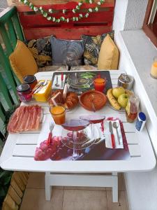 una mesa blanca con una variedad de comida. en Hospedaje La Ijana en Bádames