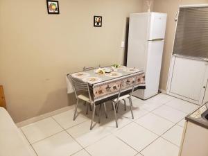 uma cozinha com uma mesa com cadeiras e um frigorífico em Gala em Paso de los Libres