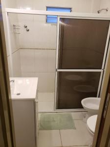パソ・デ・ロス・リブレスにあるGalaのバスルーム(シャワー、洗面台、トイレ付)
