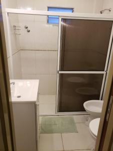 Un baño con ducha, lavabo e inodoro. en Gala, en Paso de los Libres