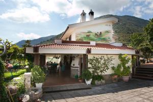 um edifício com um mural ao lado em Villa Ida Bed & Breakfast em Terracina