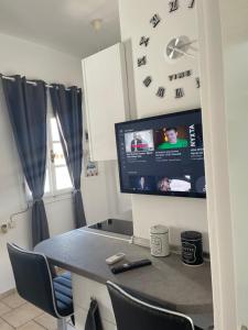 una habitación con una mesa y un reloj en la pared en Dominik apartment 2, en Patmos