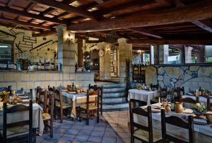 Reštaurácia alebo iné gastronomické zariadenie v ubytovaní Villa Hotel Valle Del Marta Resort
