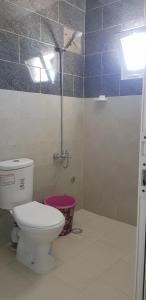 y baño con aseo y ducha. en Superbe Appartement bouki, en Alhucemas