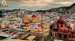 uma vista para uma cidade com edifícios em Hotel Chocolate Tradicional em Guanajuato