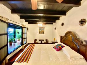 1 dormitorio con 1 cama grande en una habitación en Hotel Villa Real Antigua, en Antigua Guatemala