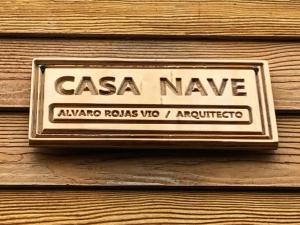 un panneau qui dit casa rave sur un mur en bois dans l'établissement Casa de diseño a pasos de la playa, WIFI banda ancha, teletrabajo, à Los Molles