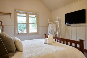 Ein Bett oder Betten in einem Zimmer der Unterkunft Tiffany's Cottages