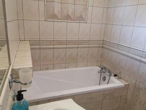 Kylpyhuone majoituspaikassa Via VOLTA 3 bedroom Apartment
