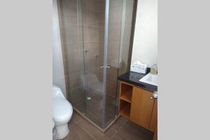a bathroom with a shower with a toilet and a sink at Hermoso y amplio apartamento con garaje en San Gil in San Gil
