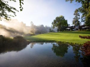 - une vue sur un étang dans un parcours de golf dans l'établissement Huka Lodge, à Taupo