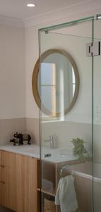 W łazience znajduje się umywalka i lustro. w obiekcie Ballarat CBD Accommodation 2 Bd Townhouse Talbot Terrace w mieście Ballarat
