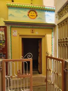 un accès à un bâtiment jaune avec une porte dans l'établissement HERITAGE HOMESTAY@OLD CITY NEAR GANGES, à Varanasi