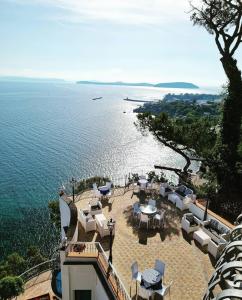 een uitzicht op de oceaan vanuit een gebouw bij L'Incanto Suites Ischia in Ischia