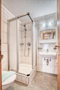 Koupelna v ubytování Pension Weirather + 26 fotografií