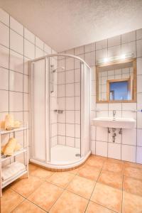 uma casa de banho com um chuveiro e um lavatório. em Appartementhaus Sonneck em Imst